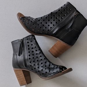 TOMS 9.5 Black Ankle Boot Peep Toe 3 Inch Heel Side Zipper Perforated Eyelet EUC